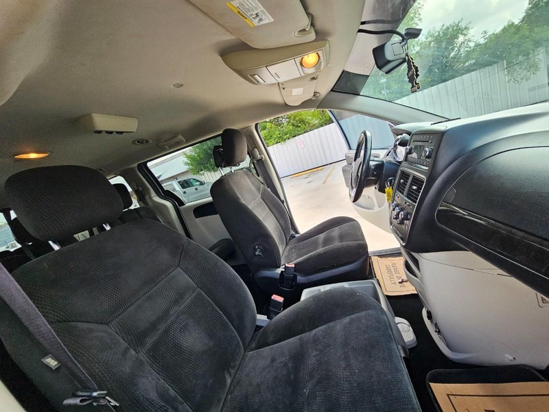 Dodge Grand Caravan Vehicle Full-screen Gallery Image 19