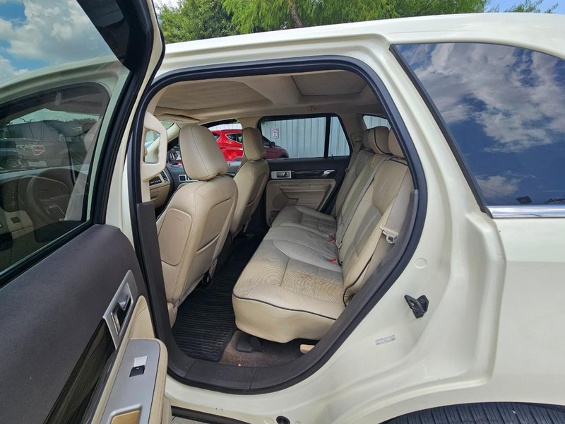 Lincoln MKX Vehicle Image 13