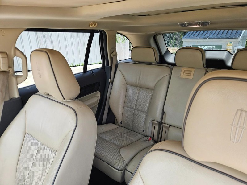 Lincoln MKX Vehicle Image 16