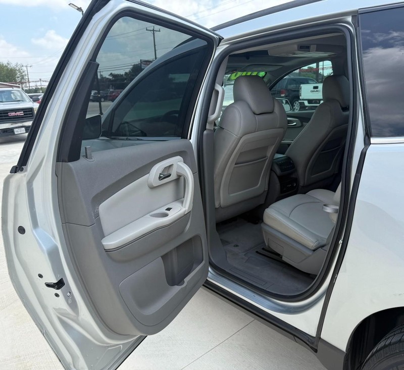 Chevrolet Traverse Vehicle Full-screen Gallery Image 11