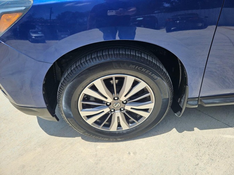 Nissan Pathfinder Vehicle Image 12