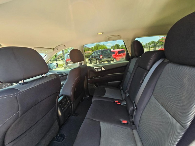 Nissan Pathfinder Vehicle Image 16