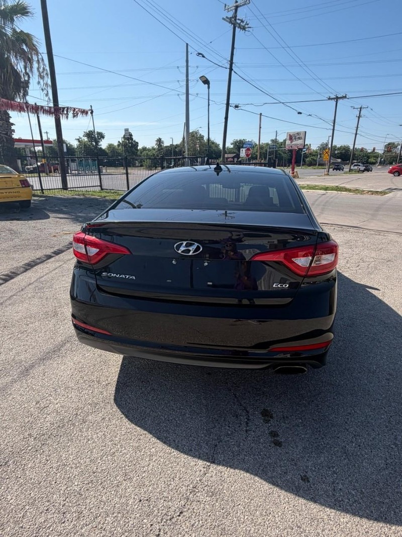 Hyundai Sonata Vehicle Full-screen Gallery Image 03