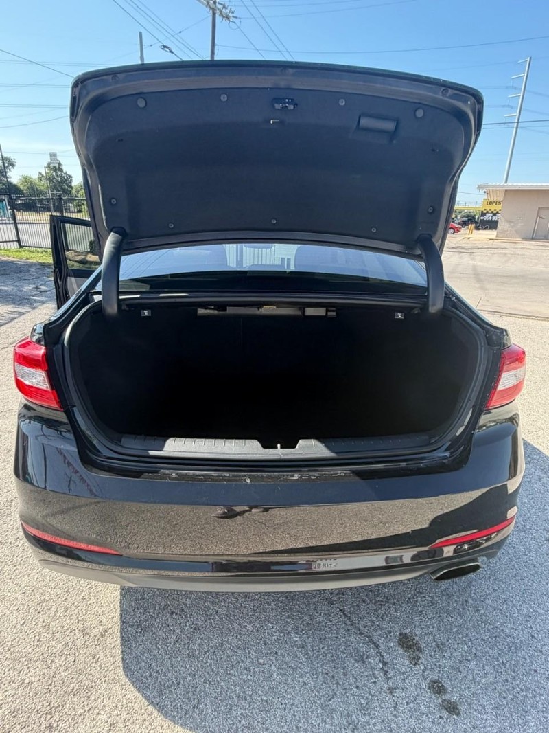 Hyundai Sonata Vehicle Full-screen Gallery Image 04