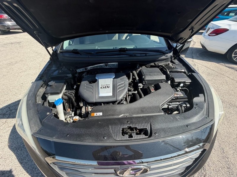 Hyundai Sonata Vehicle Full-screen Gallery Image 09