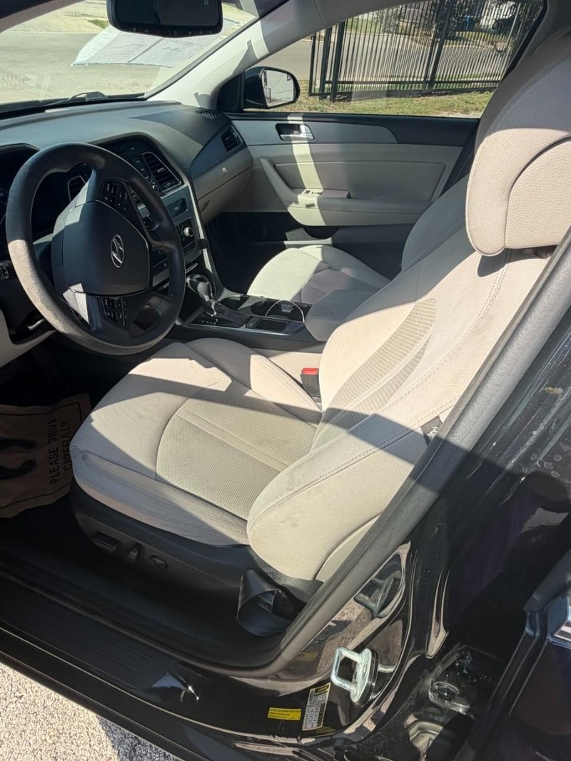 Hyundai Sonata Vehicle Full-screen Gallery Image 10