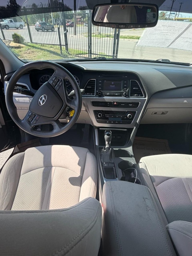 Hyundai Sonata Vehicle Full-screen Gallery Image 11