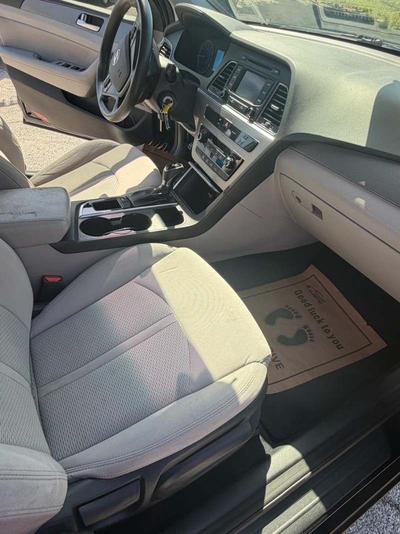 Hyundai Sonata Vehicle Full-screen Gallery Image 12