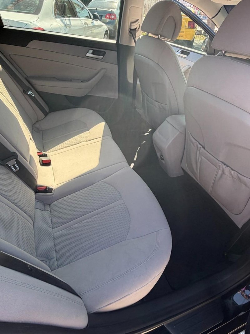 Hyundai Sonata Vehicle Full-screen Gallery Image 13