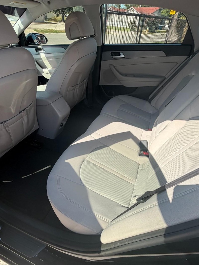 Hyundai Sonata Vehicle Full-screen Gallery Image 14