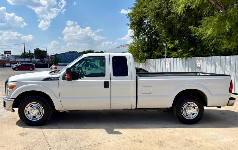 Ford Super Duty F-250 SRW Vehicle Full-screen Gallery Image 02