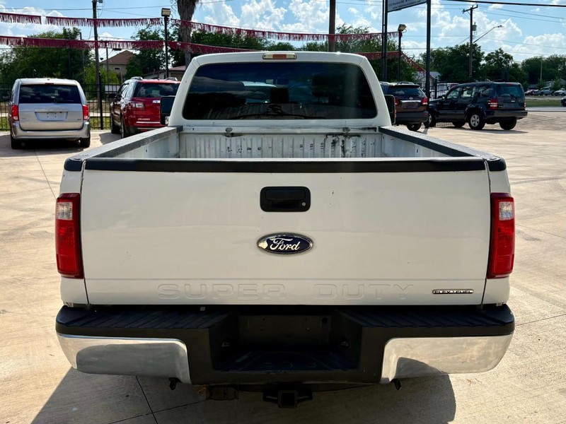 Ford Super Duty F-250 SRW Vehicle Full-screen Gallery Image 04