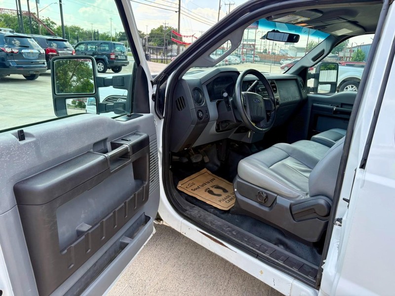 Ford Super Duty F-250 SRW Vehicle Full-screen Gallery Image 09
