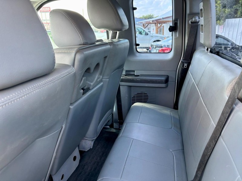 Ford Super Duty F-250 SRW Vehicle Full-screen Gallery Image 12