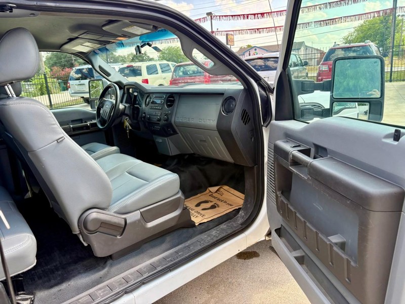 Ford Super Duty F-250 SRW Vehicle Full-screen Gallery Image 13
