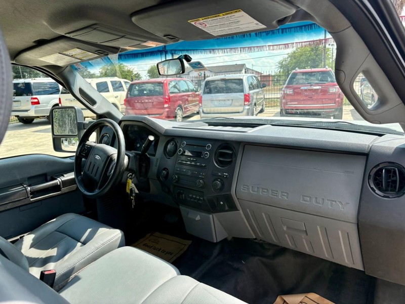 Ford Super Duty F-250 SRW Vehicle Full-screen Gallery Image 14