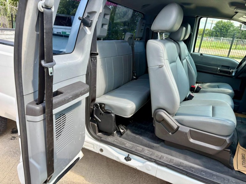Ford Super Duty F-250 SRW Vehicle Full-screen Gallery Image 15