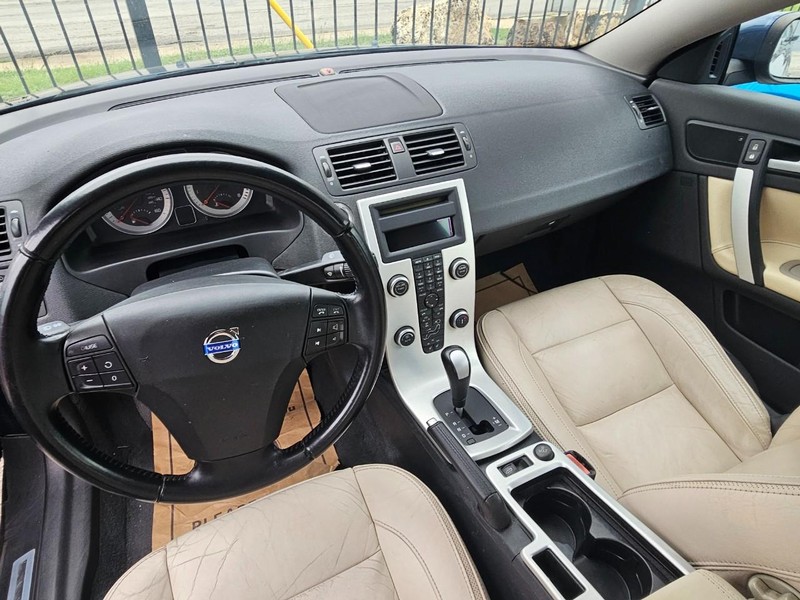 Volvo C70 Vehicle Full-screen Gallery Image 10