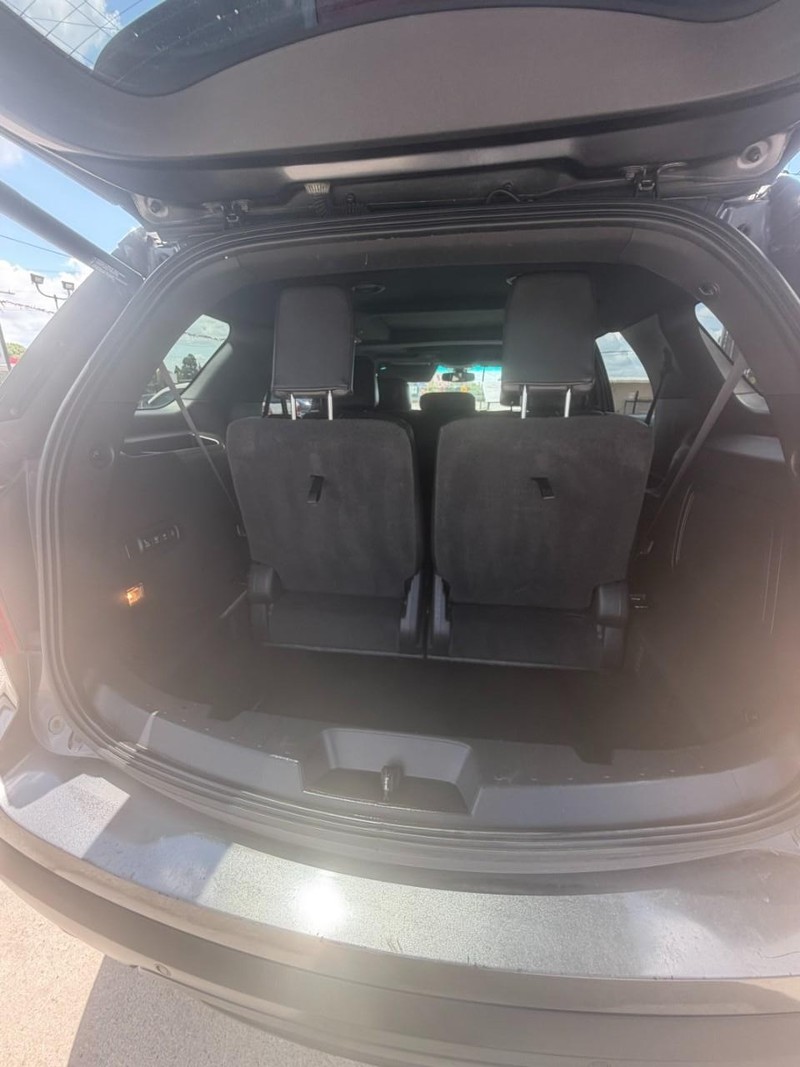Ford Explorer Vehicle Full-screen Gallery Image 04