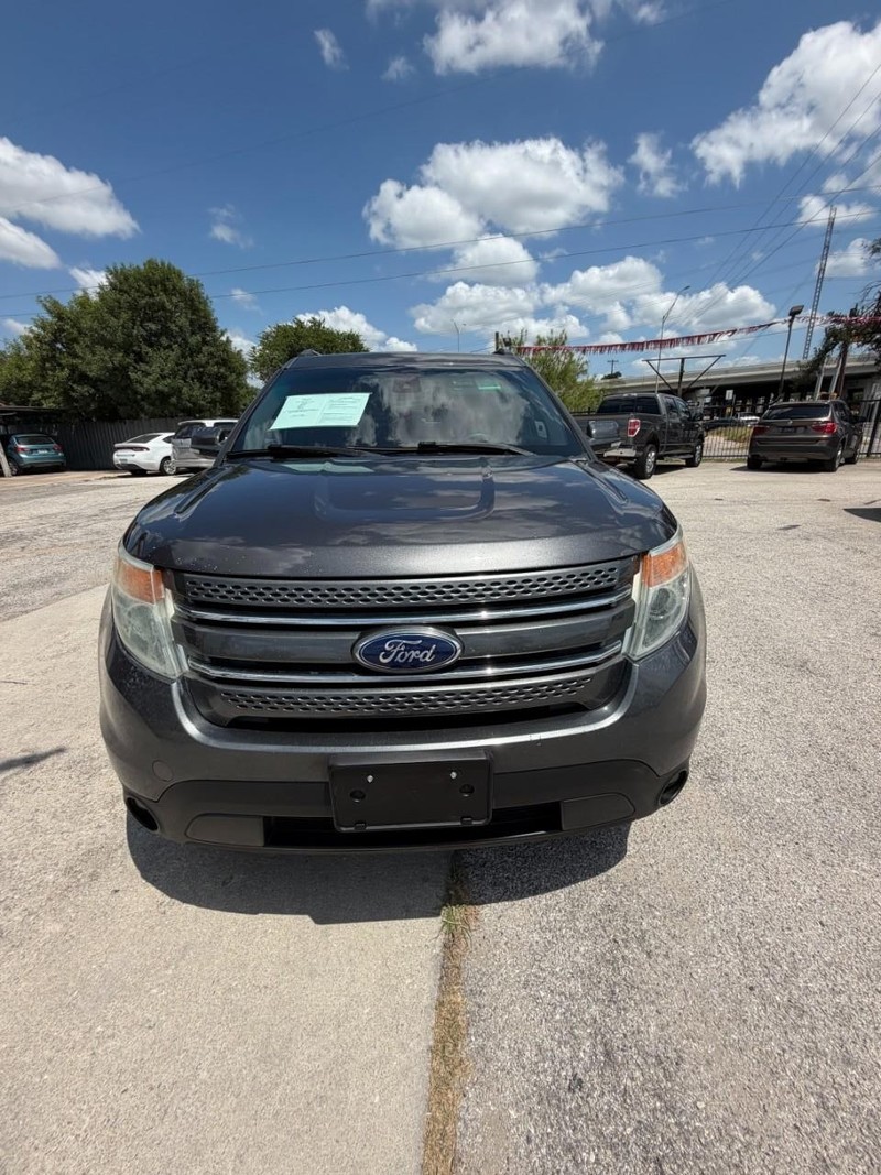 Ford Explorer Vehicle Full-screen Gallery Image 06
