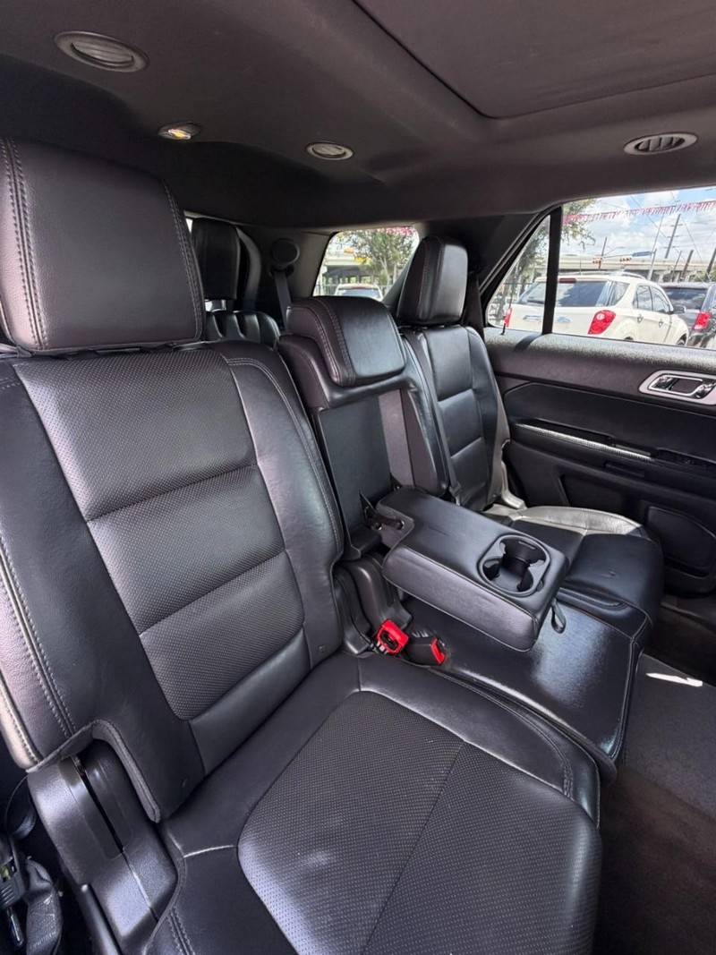Ford Explorer Vehicle Full-screen Gallery Image 08