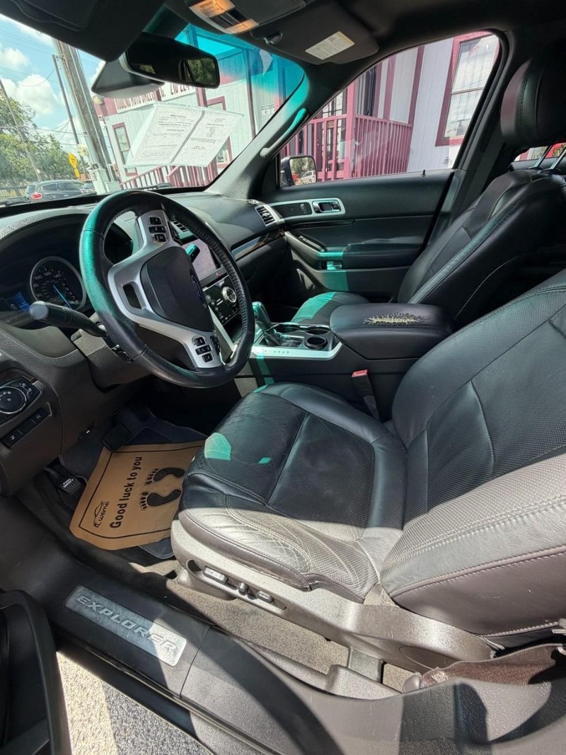 Ford Explorer Vehicle Full-screen Gallery Image 09