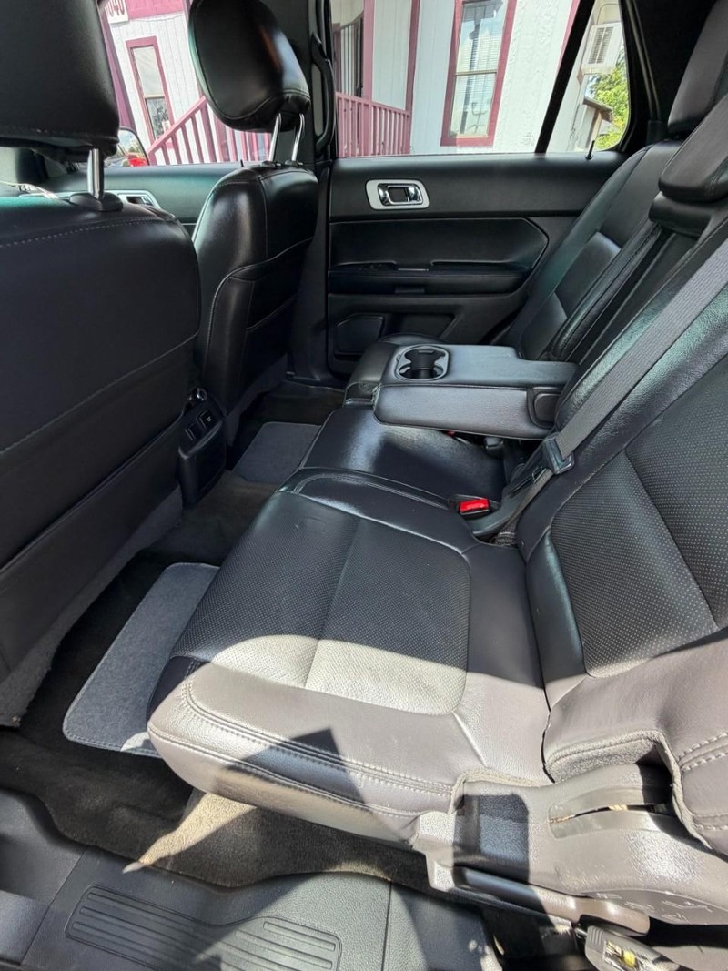 Ford Explorer Vehicle Full-screen Gallery Image 10