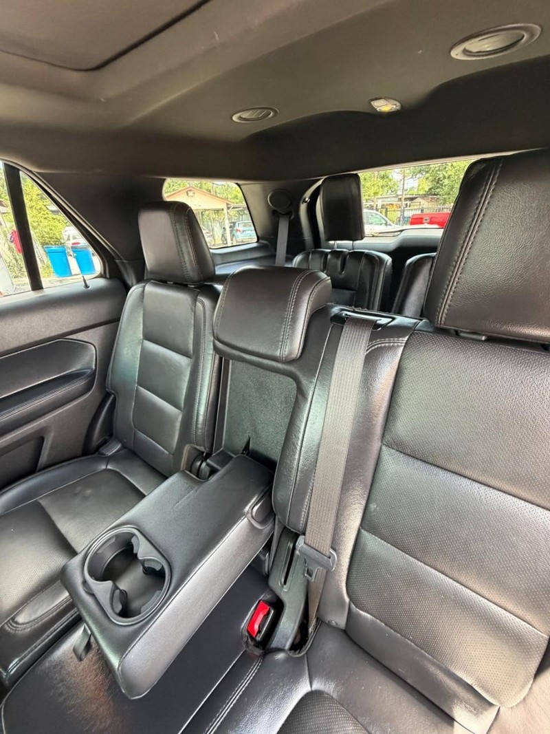 Ford Explorer Vehicle Full-screen Gallery Image 11