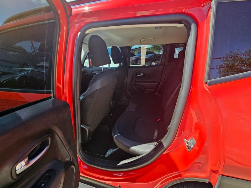 Jeep Renegade Vehicle Image 13