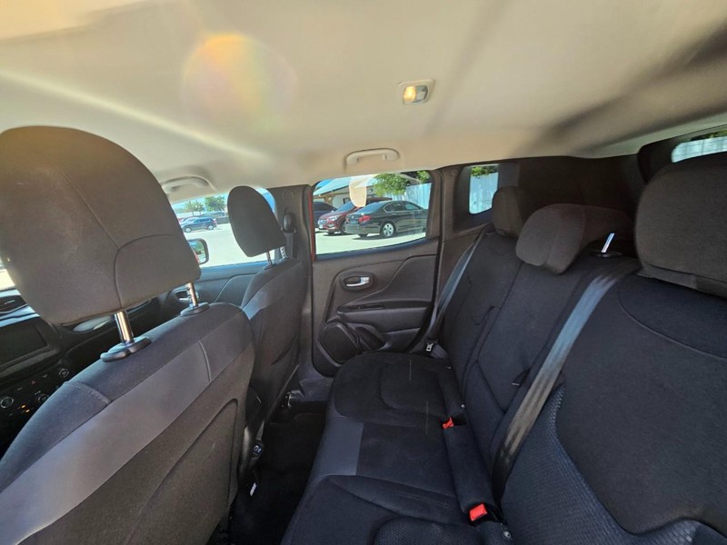 Jeep Renegade Vehicle Image 14