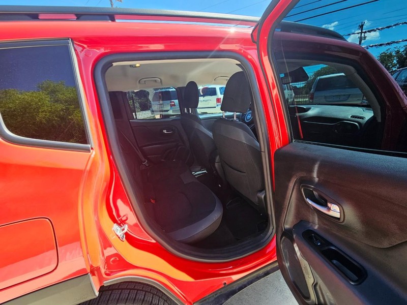 Jeep Renegade Vehicle Image 17