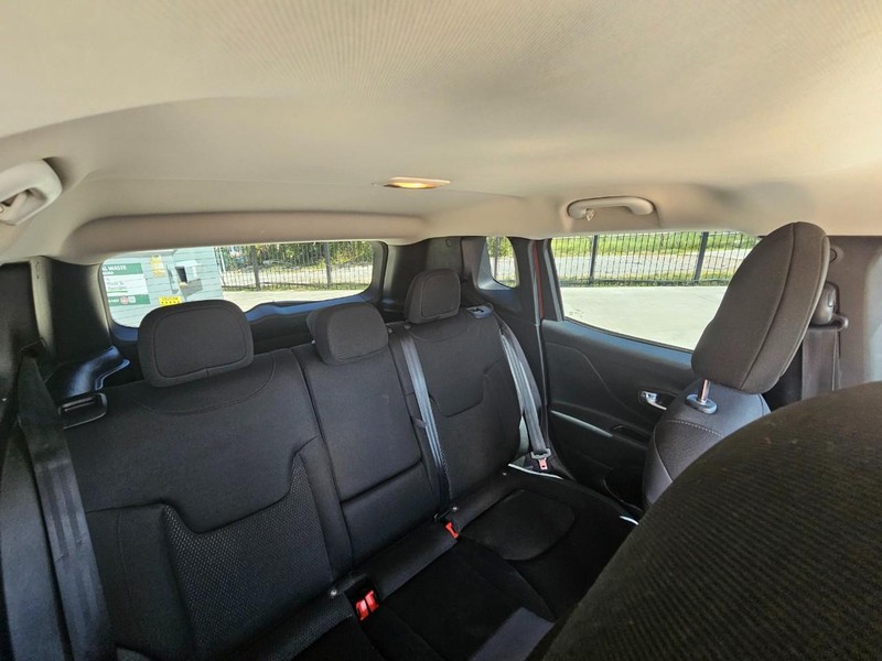 Jeep Renegade Vehicle Image 20