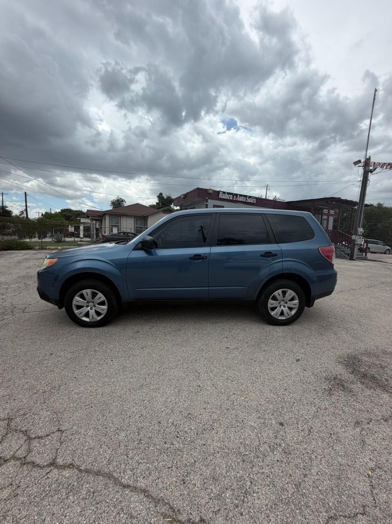Subaru Forester Vehicle Full-screen Gallery Image 02