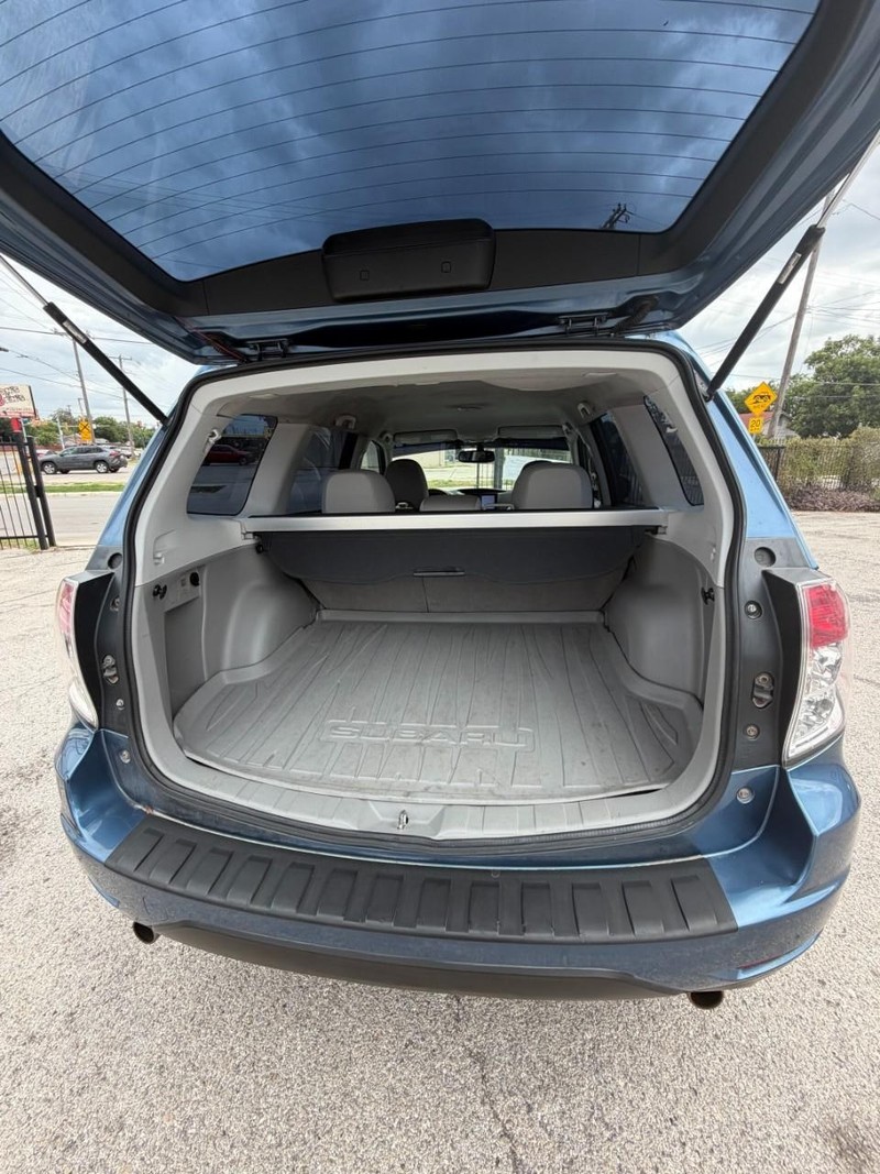 Subaru Forester Vehicle Full-screen Gallery Image 04