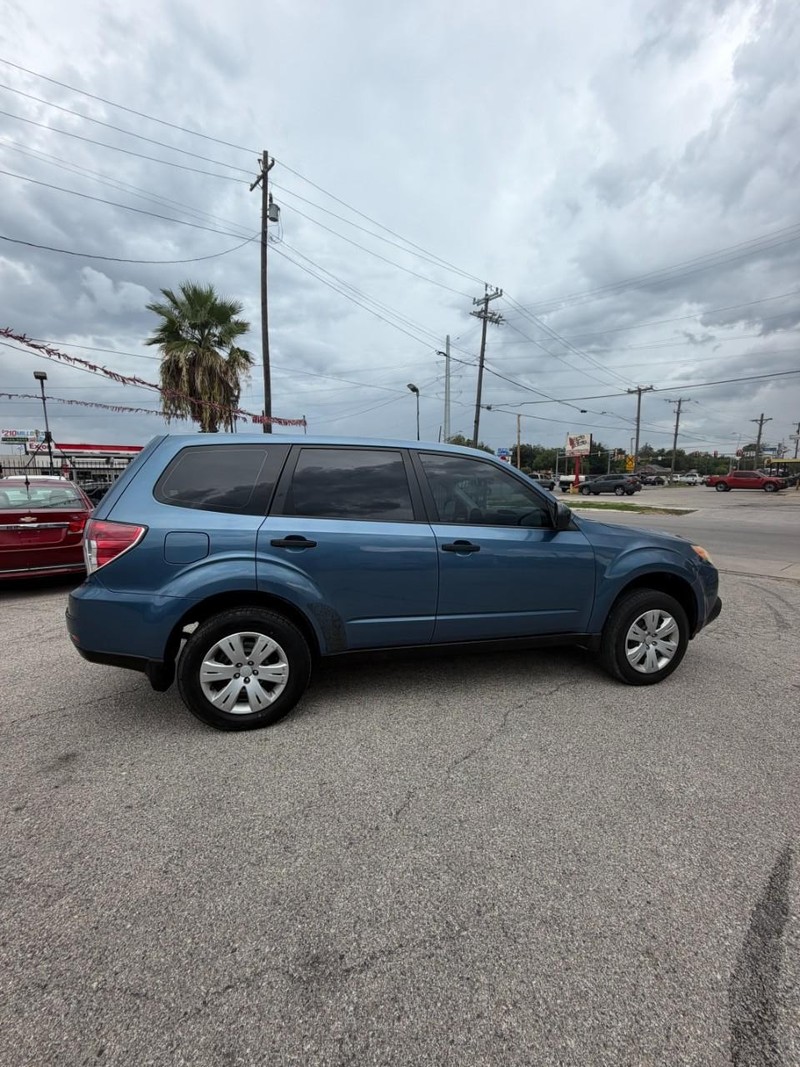 Subaru Forester Vehicle Full-screen Gallery Image 05