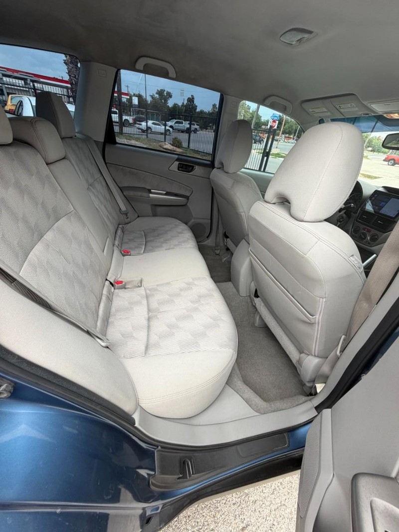 Subaru Forester Vehicle Full-screen Gallery Image 08