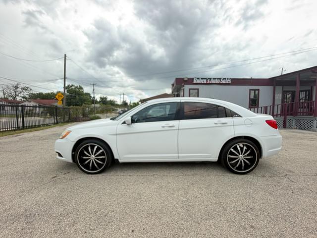 Chrysler 200 Vehicle Image 06