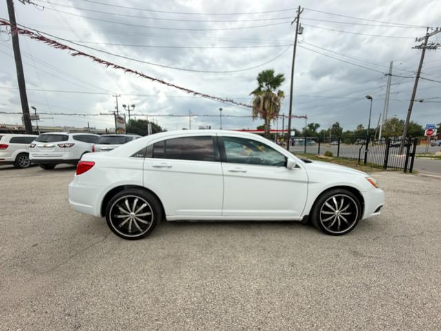 Chrysler 200 Vehicle Image 07