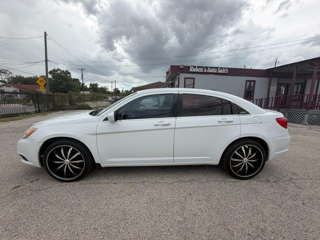 Chrysler 200 Vehicle Image 09