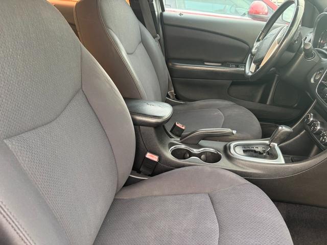 Chrysler 200 Vehicle Image 14