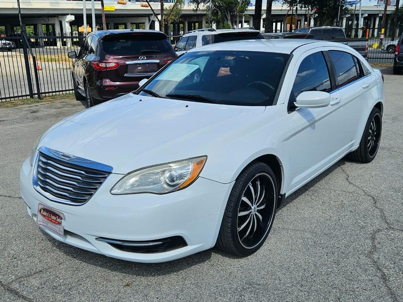 Chrysler 200 Vehicle Full-screen Gallery Image 01
