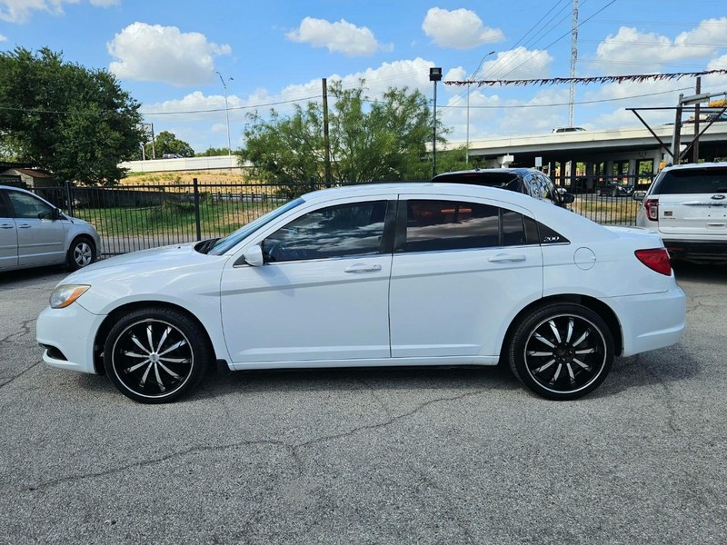 Chrysler 200 Vehicle Full-screen Gallery Image 02