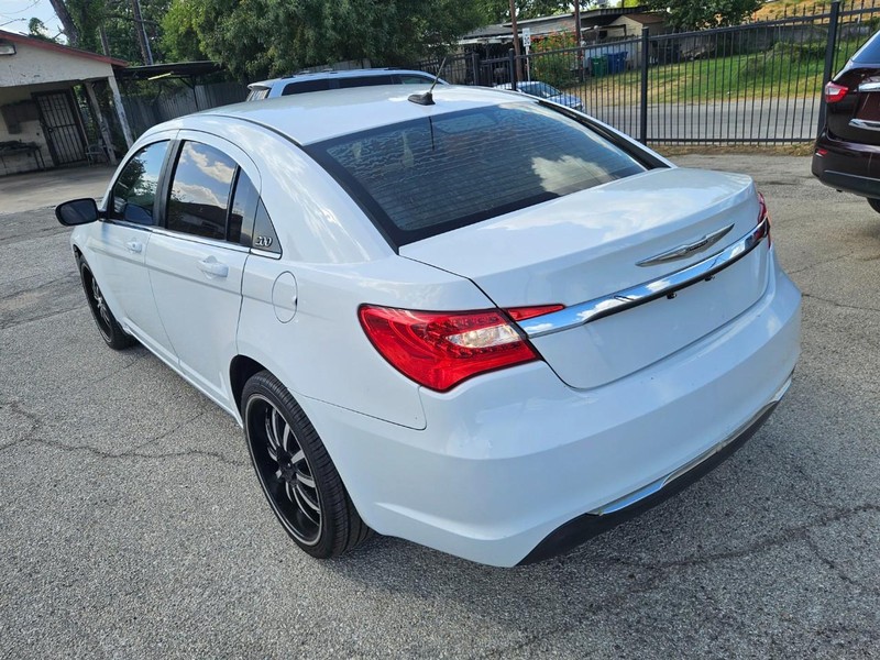 Chrysler 200 Vehicle Full-screen Gallery Image 03