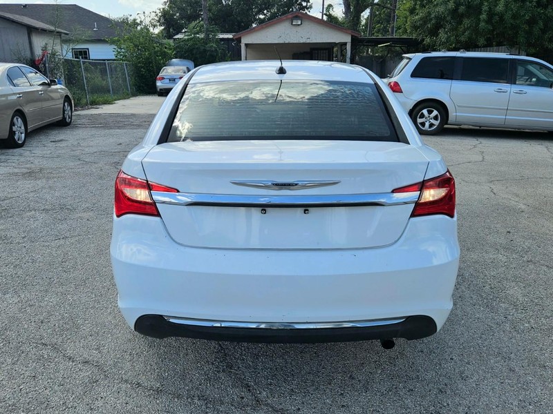 Chrysler 200 Vehicle Full-screen Gallery Image 04