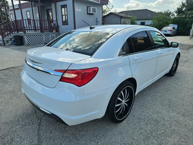 Chrysler 200 Vehicle Full-screen Gallery Image 05