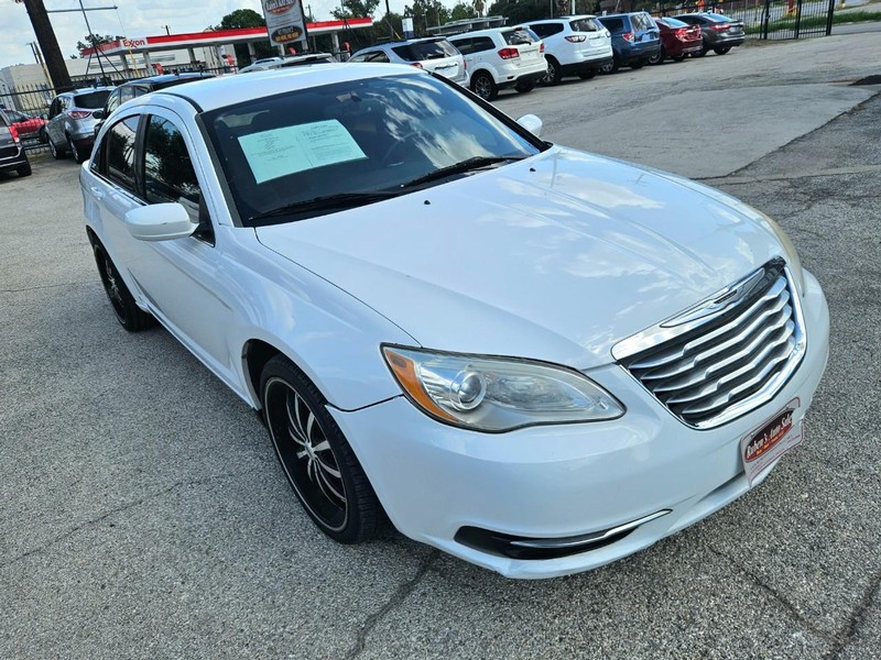 Chrysler 200 Vehicle Full-screen Gallery Image 07