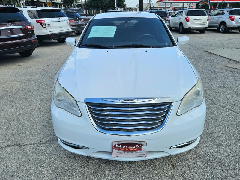 Chrysler 200 Vehicle Full-screen Gallery Image 08