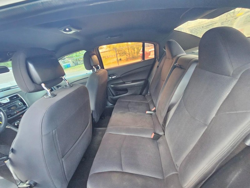 Chrysler 200 Vehicle Full-screen Gallery Image 10