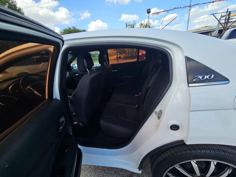Chrysler 200 Vehicle Full-screen Gallery Image 11