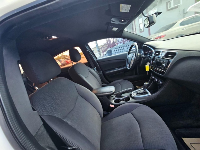 Chrysler 200 Vehicle Full-screen Gallery Image 13